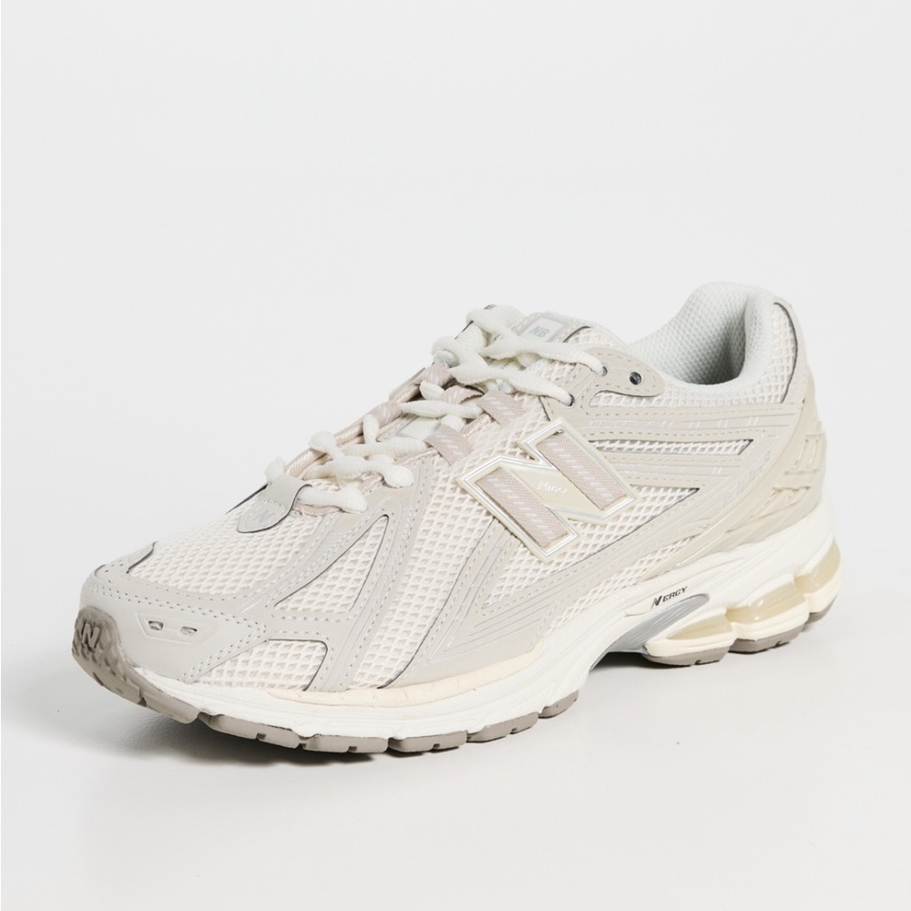 New Balance
1906 Unisex Sneakers women size 6 pre owned excellent condition.